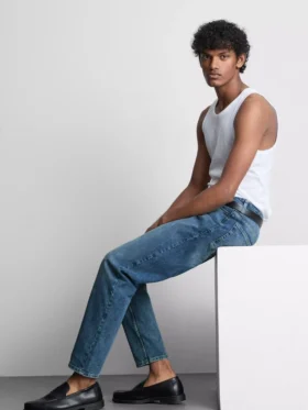 Jeans mit mittlerer Leibhöhe und schmaler Passform Jeans mit mittlerer Leibhöhe und schmaler Passform