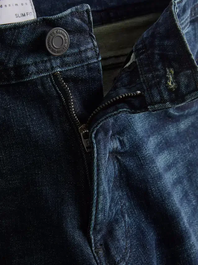 Jeans mit mittlerer Leibhöhe und schmaler Passform Jeans mit mittlerer Leibhöhe und schmaler Passform