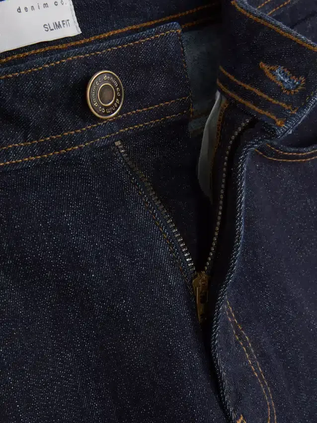Jeans mit mittlerer Leibhöhe und schmaler Passform Jeans mit mittlerer Leibhöhe und schmaler Passform