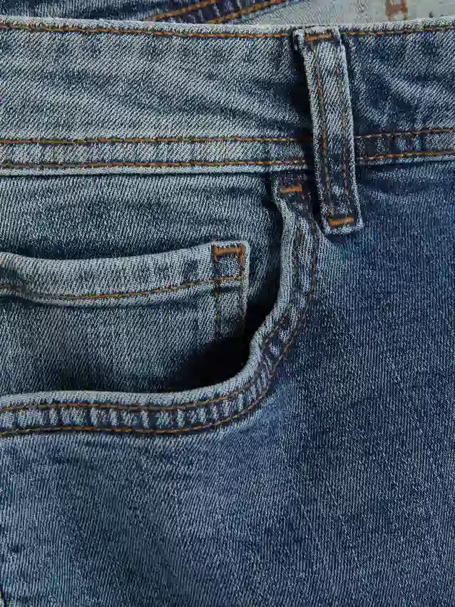 Jeans mit mittlerer Leibhöhe und schmaler Passform Jeans mit mittlerer Leibhöhe und schmaler Passform