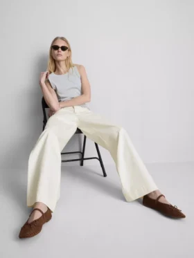 Jeans mit weitem Bein und Taschen vorne