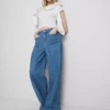 Jeans mit weitem Bein und Taschen vorne Jeans mit weitem Bein und Taschen vorne
