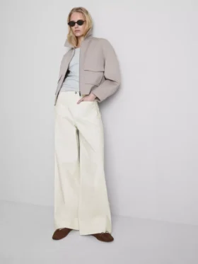Jeans mit weitem Bein und Taschen vorne