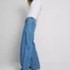 Jeans mit weitem Bein und Taschen vorne Jeans mit weitem Bein und Taschen vorne