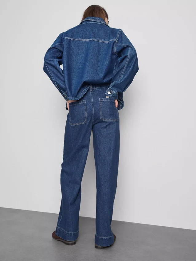 Jeans mit weitem Bein und Taschen vorne Jeans mit weitem Bein und Taschen vorne