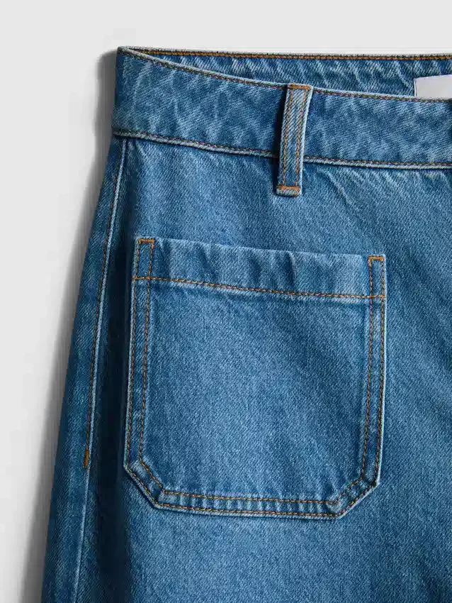 Jeans mit weitem Bein und Taschen vorne Jeans mit weitem Bein und Taschen vorne