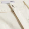 Jeans mit weitem Bein und Taschen vorne Jeans mit weitem Bein und Taschen vorne