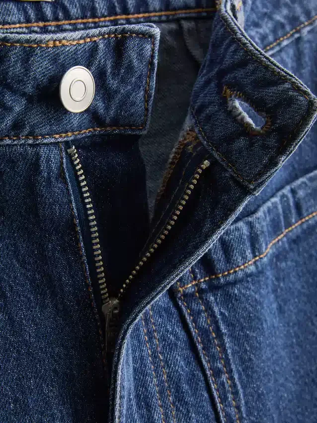 Jeans mit weitem Bein und Taschen vorne Jeans mit weitem Bein und Taschen vorne