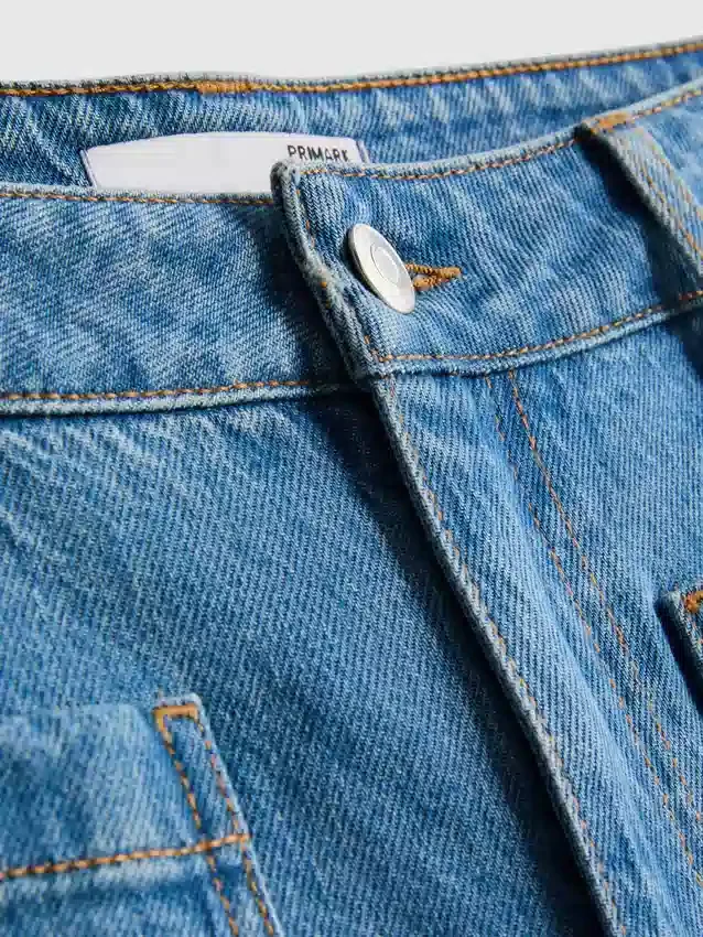 Jeans mit weitem Bein und Taschen vorne Jeans mit weitem Bein und Taschen vorne