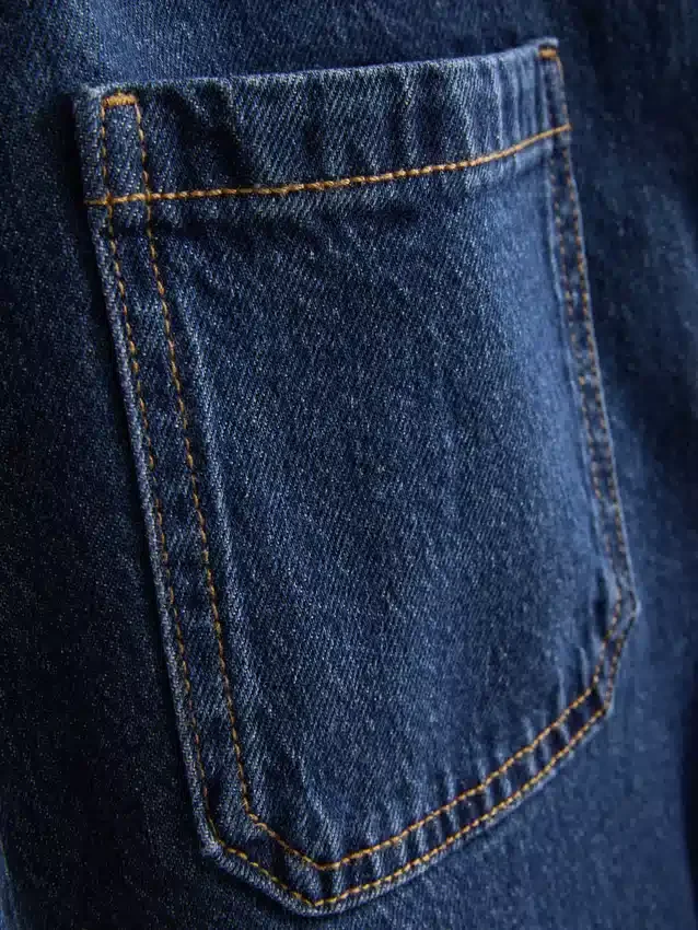 Jeans mit weitem Bein und Taschen vorne Jeans mit weitem Bein und Taschen vorne
