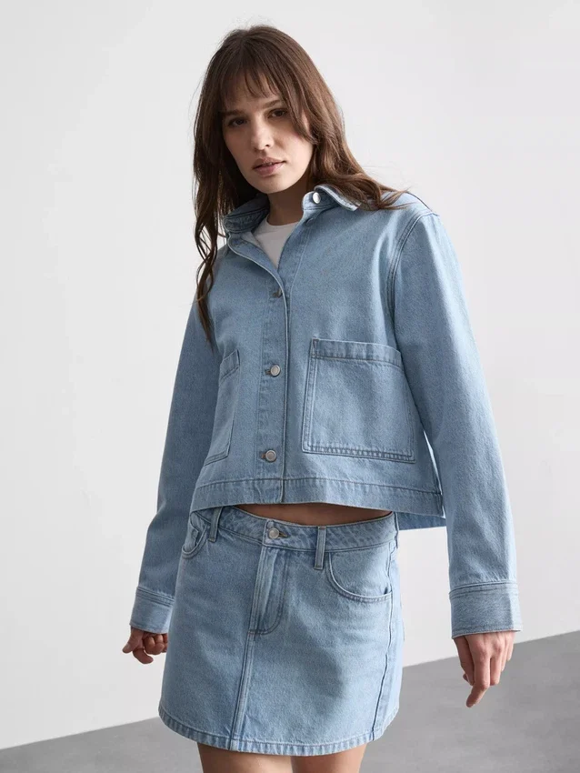 Jeansjacke aus Baumwolle mit aufgesetzten Taschen Jeansjacke aus Baumwolle mit aufgesetzten Taschen