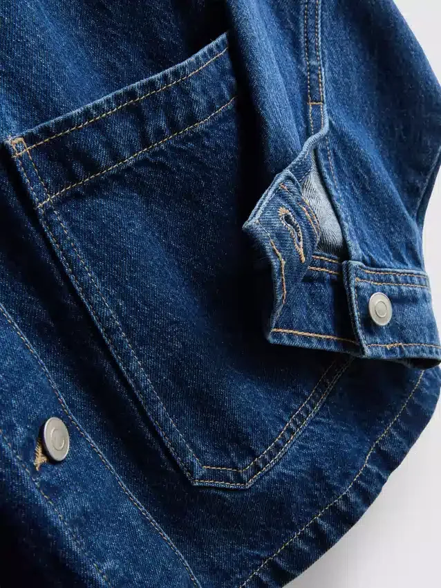 Jeansjacke aus Baumwolle mit aufgesetzten Taschen Jeansjacke aus Baumwolle mit aufgesetzten Taschen