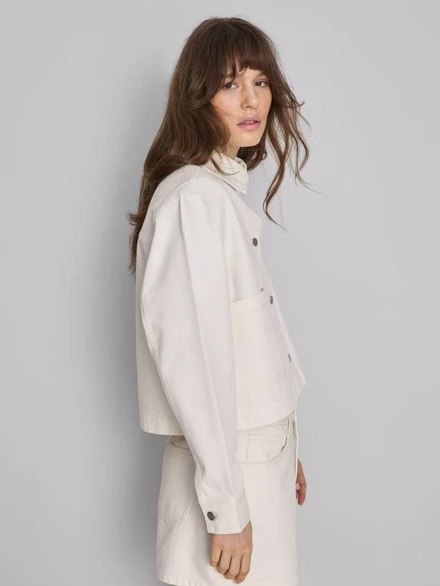 Jeansjacke aus Baumwolle mit aufgesetzten Taschen Jeansjacke aus Baumwolle mit aufgesetzten Taschen