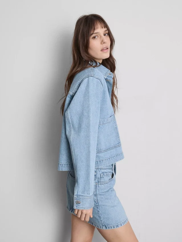 Jeansjacke aus Baumwolle mit aufgesetzten Taschen Jeansjacke aus Baumwolle mit aufgesetzten Taschen