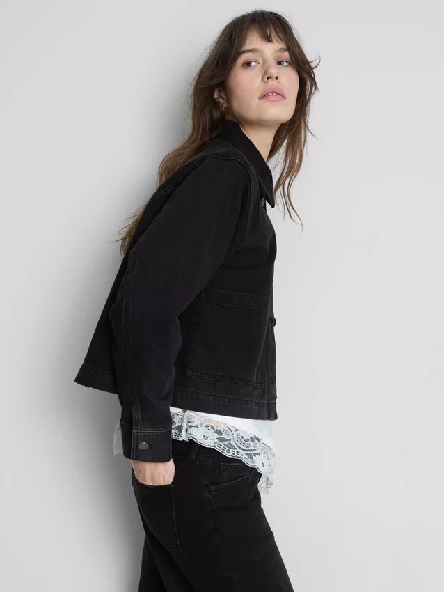 Jeansjacke aus Baumwolle mit aufgesetzten Taschen Jeansjacke aus Baumwolle mit aufgesetzten Taschen