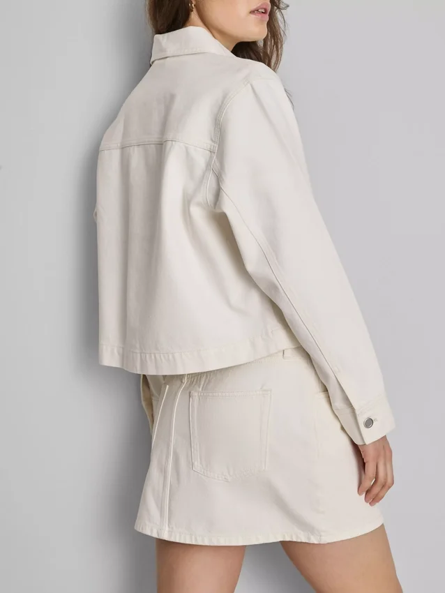 Jeansjacke aus Baumwolle mit aufgesetzten Taschen Jeansjacke aus Baumwolle mit aufgesetzten Taschen