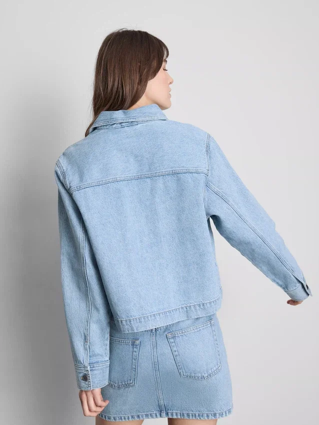 Jeansjacke aus Baumwolle mit aufgesetzten Taschen Jeansjacke aus Baumwolle mit aufgesetzten Taschen