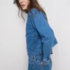 Jeansjacke aus Baumwolle mit aufgesetzten Taschen Jeansjacke aus Baumwolle mit aufgesetzten Taschen