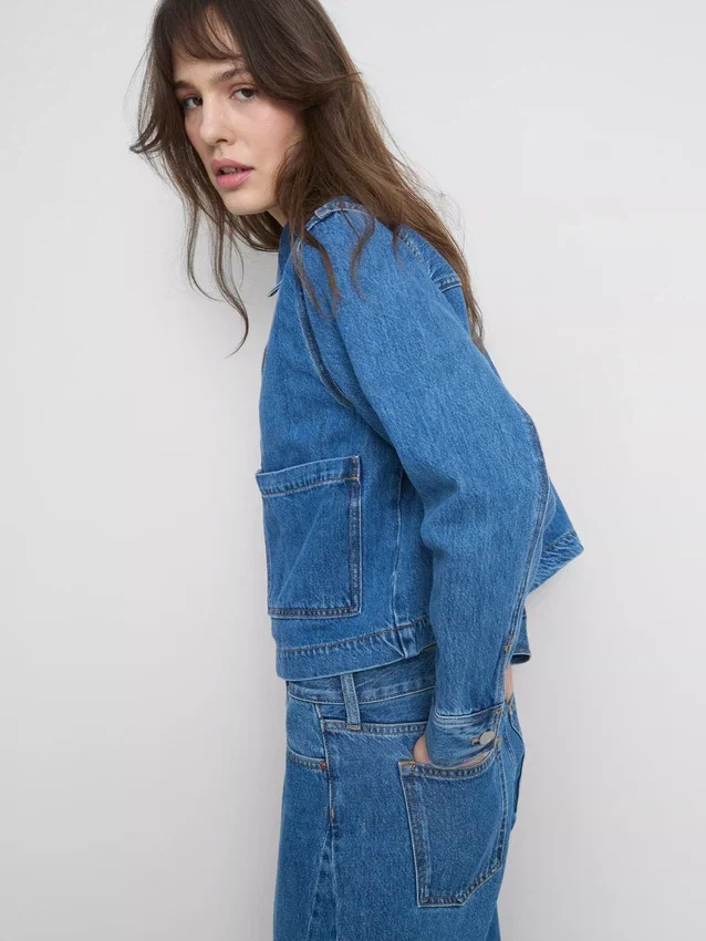 Jeansjacke aus Baumwolle mit aufgesetzten Taschen Jeansjacke aus Baumwolle mit aufgesetzten Taschen