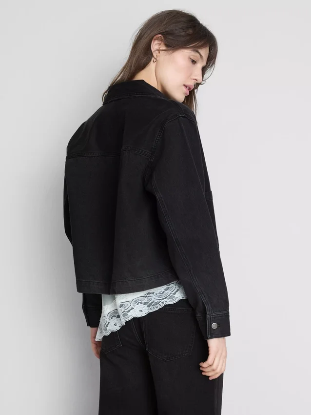 Jeansjacke aus Baumwolle mit aufgesetzten Taschen Jeansjacke aus Baumwolle mit aufgesetzten Taschen