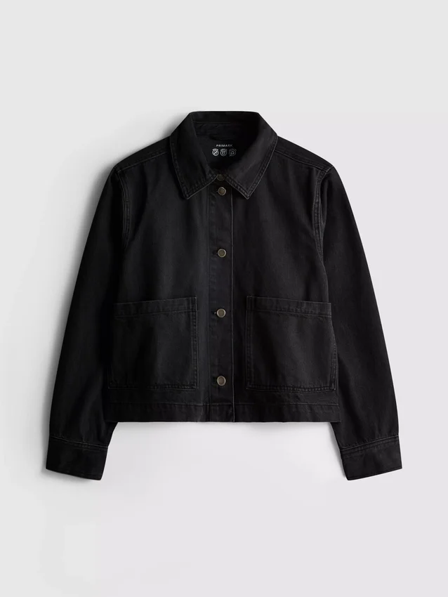 Jeansjacke aus Baumwolle mit aufgesetzten Taschen Jeansjacke aus Baumwolle mit aufgesetzten Taschen