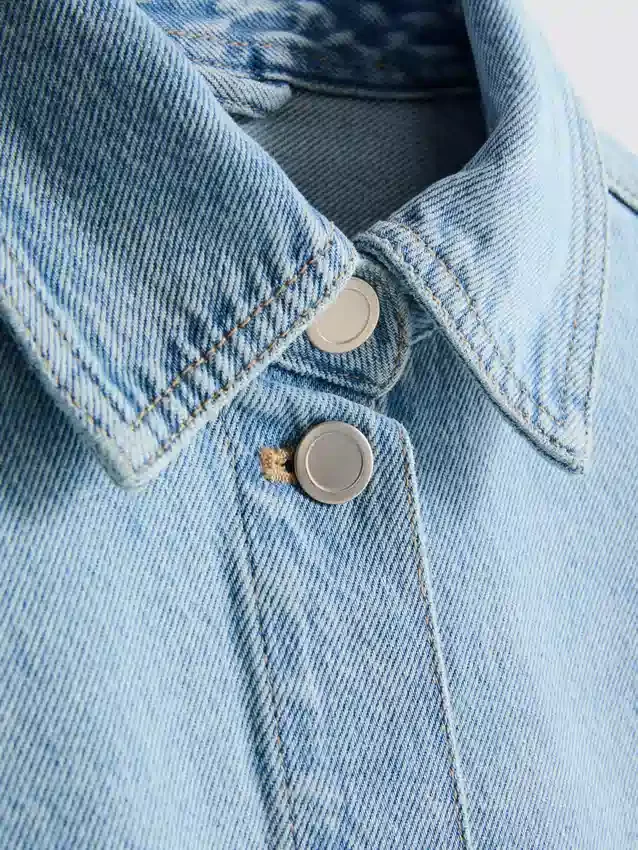 Jeansjacke aus Baumwolle mit aufgesetzten Taschen Jeansjacke aus Baumwolle mit aufgesetzten Taschen