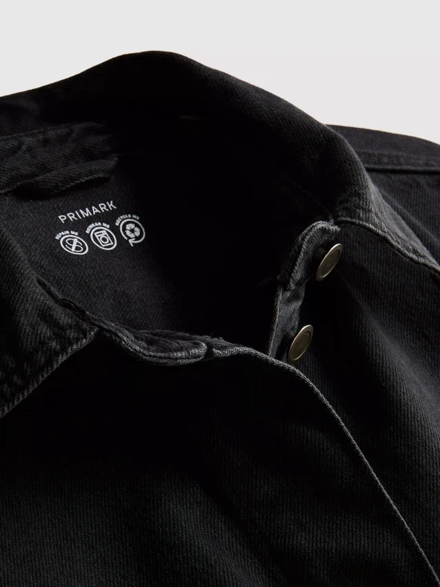Jeansjacke aus Baumwolle mit aufgesetzten Taschen Jeansjacke aus Baumwolle mit aufgesetzten Taschen