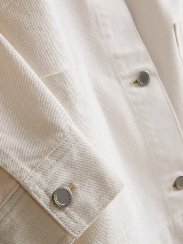 Jeansjacke aus Baumwolle mit aufgesetzten Taschen Jeansjacke aus Baumwolle mit aufgesetzten Taschen