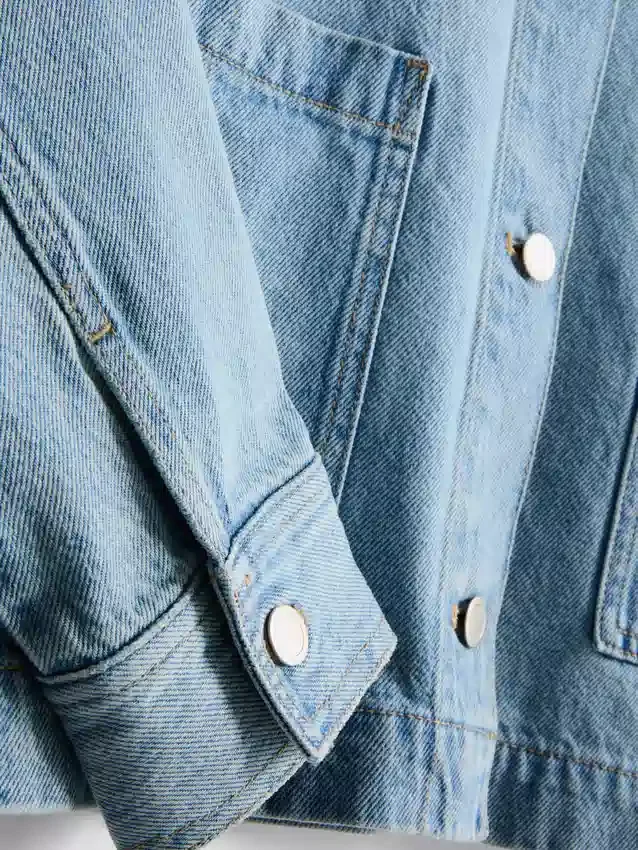 Jeansjacke aus Baumwolle mit aufgesetzten Taschen Jeansjacke aus Baumwolle mit aufgesetzten Taschen