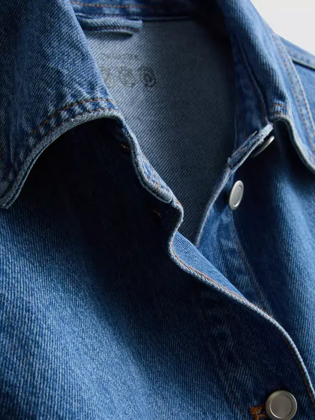 Jeansjacke aus Baumwolle mit aufgesetzten Taschen Jeansjacke aus Baumwolle mit aufgesetzten Taschen