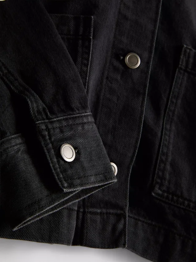 Jeansjacke aus Baumwolle mit aufgesetzten Taschen Jeansjacke aus Baumwolle mit aufgesetzten Taschen