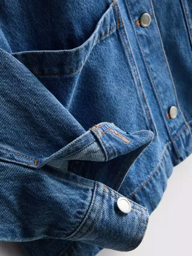 Jeansjacke aus Baumwolle mit aufgesetzten Taschen Jeansjacke aus Baumwolle mit aufgesetzten Taschen