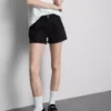 Jeansshorts mit mittlerer Leibhöhe und Umschlag Jeansshorts mit mittlerer Leibhöhe und Umschlag