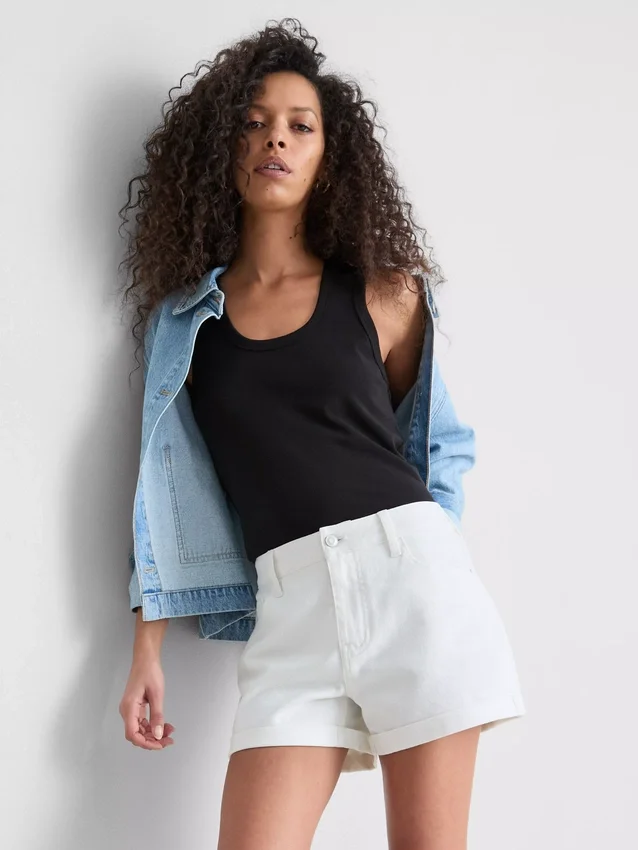 Jeansshorts mit mittlerer Leibhöhe und Umschlag Jeansshorts mit mittlerer Leibhöhe und Umschlag