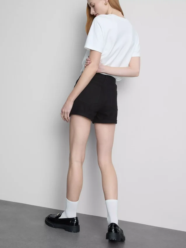 Jeansshorts mit mittlerer Leibhöhe und Umschlag Jeansshorts mit mittlerer Leibhöhe und Umschlag