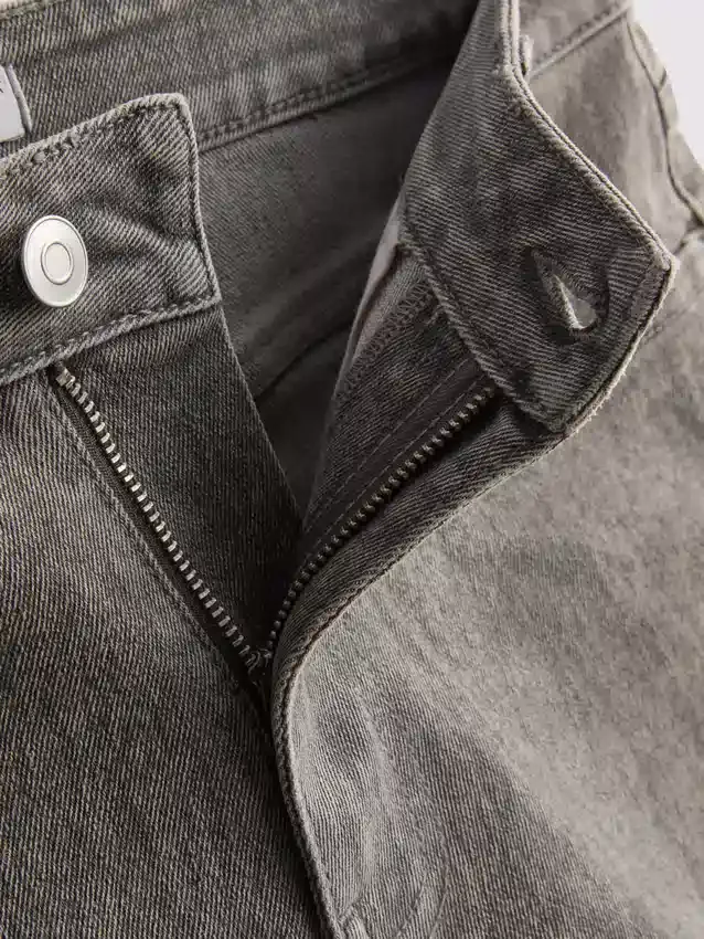 Jeansshorts mit mittlerer Leibhöhe und Umschlag Jeansshorts mit mittlerer Leibhöhe und Umschlag