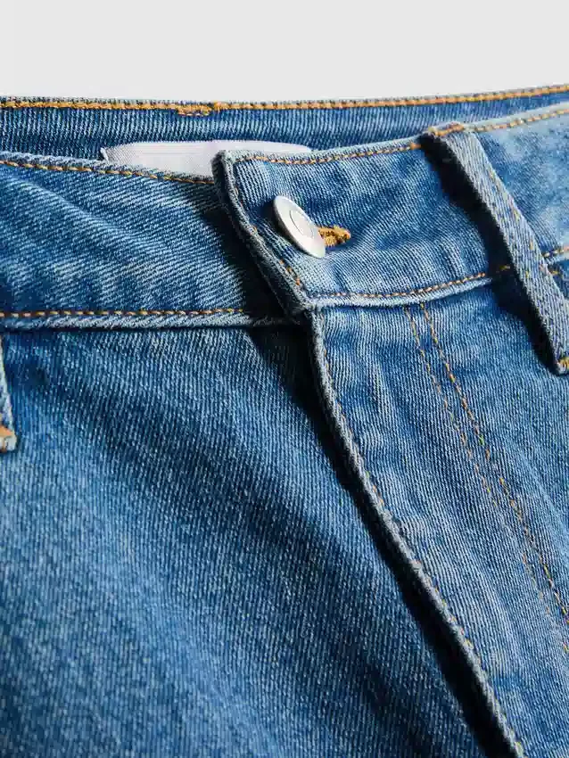 Jeansshorts mit mittlerer Leibhöhe und Umschlag Jeansshorts mit mittlerer Leibhöhe und Umschlag