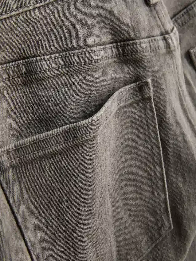 Jeansshorts mit mittlerer Leibhöhe und Umschlag Jeansshorts mit mittlerer Leibhöhe und Umschlag