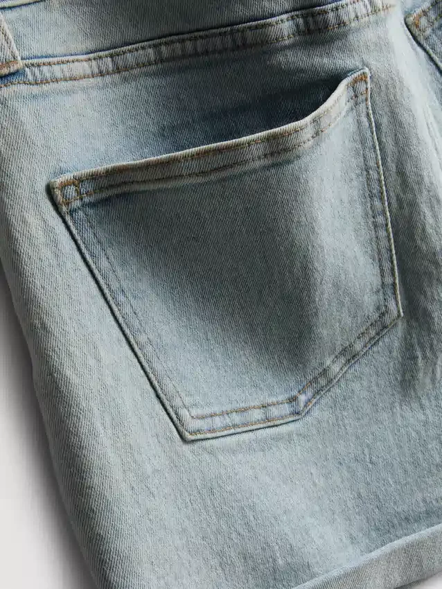 Jeansshorts mit mittlerer Leibhöhe und Umschlag Jeansshorts mit mittlerer Leibhöhe und Umschlag