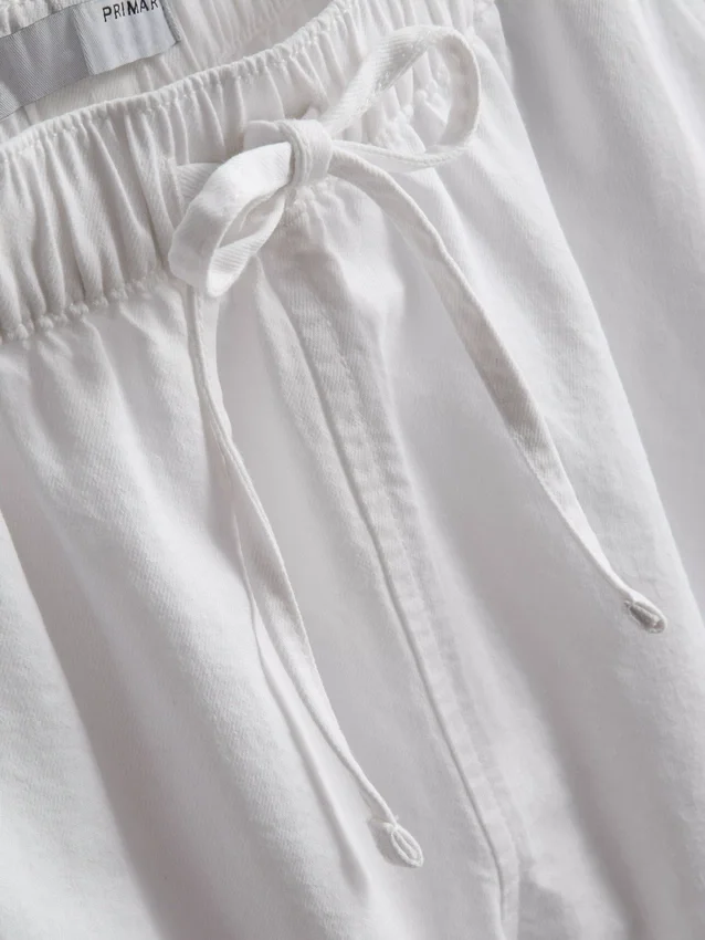 Jeansshorts mit Rüschen am Saum Jeansshorts mit Rüschen am Saum