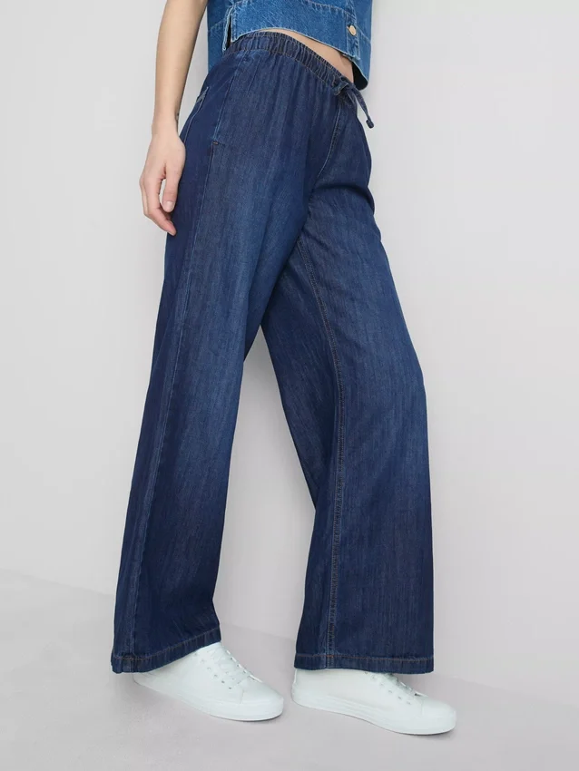 Jogginghose aus Denim mit geradem Bein Jogginghose aus Denim mit geradem Bein