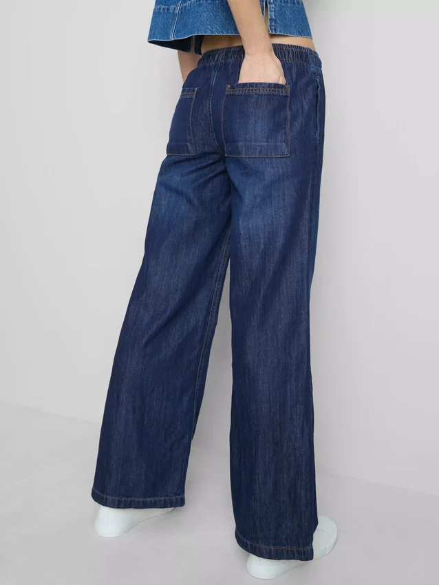 Jogginghose aus Denim mit geradem Bein Jogginghose aus Denim mit geradem Bein