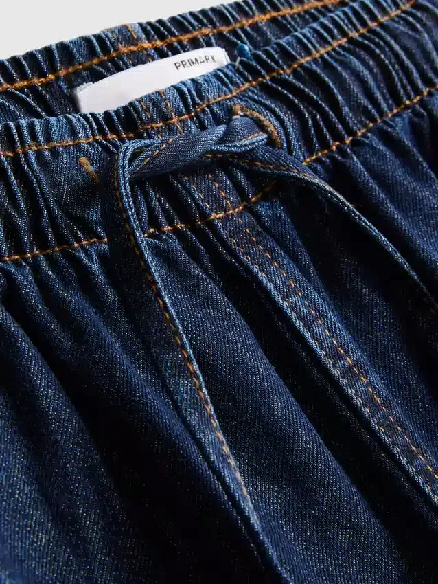 Jogginghose aus Denim mit geradem Bein Jogginghose aus Denim mit geradem Bein