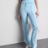 Jogginghose mit Biesen und ausgestelltem Bein aus einem Material mit hohem Baumwollanteil Jogginghose mit Biesen und ausgestelltem Bein aus einem Material mit hohem Baumwollanteil
