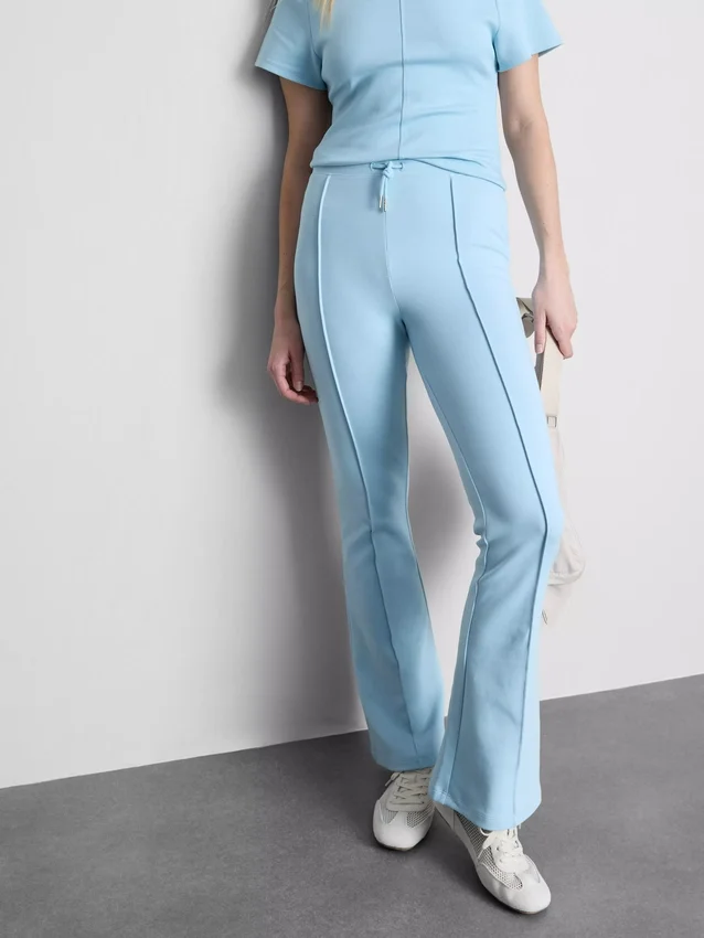 Jogginghose mit Biesen und ausgestelltem Bein aus einem Material mit hohem Baumwollanteil Jogginghose mit Biesen und ausgestelltem Bein aus einem Material mit hohem Baumwollanteil