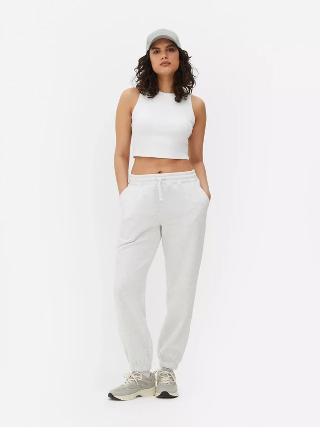 Jogginghose mit Bündchen an den Beinen und Kordelzug Jogginghose mit Bündchen an den Beinen und Kordelzug