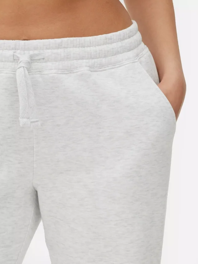 Jogginghose mit Bündchen an den Beinen und Kordelzug Jogginghose mit Bündchen an den Beinen und Kordelzug