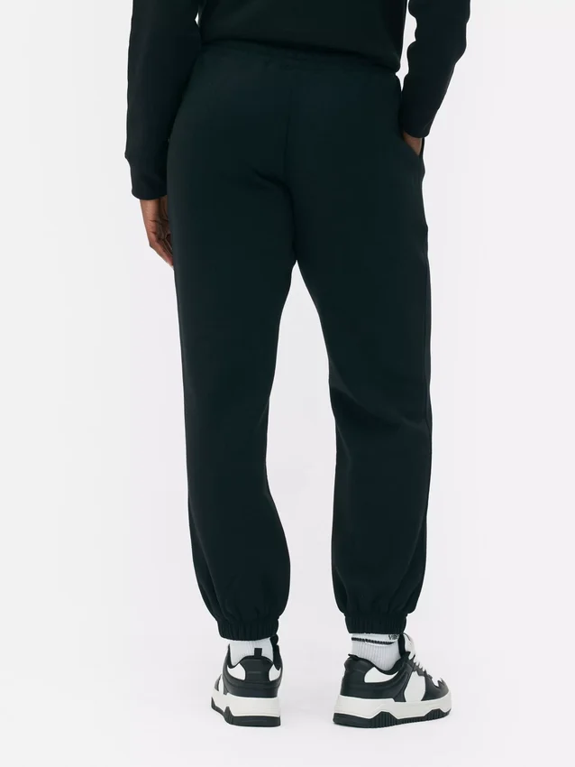 Jogginghose mit Bündchen an den Beinen und Kordelzug Jogginghose mit Bündchen an den Beinen und Kordelzug