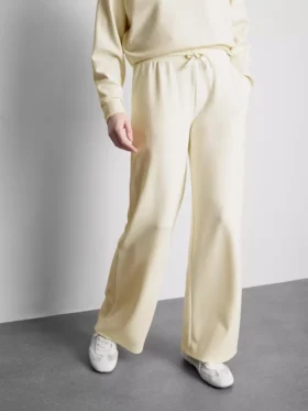 Jogginghose mit weitem Bein