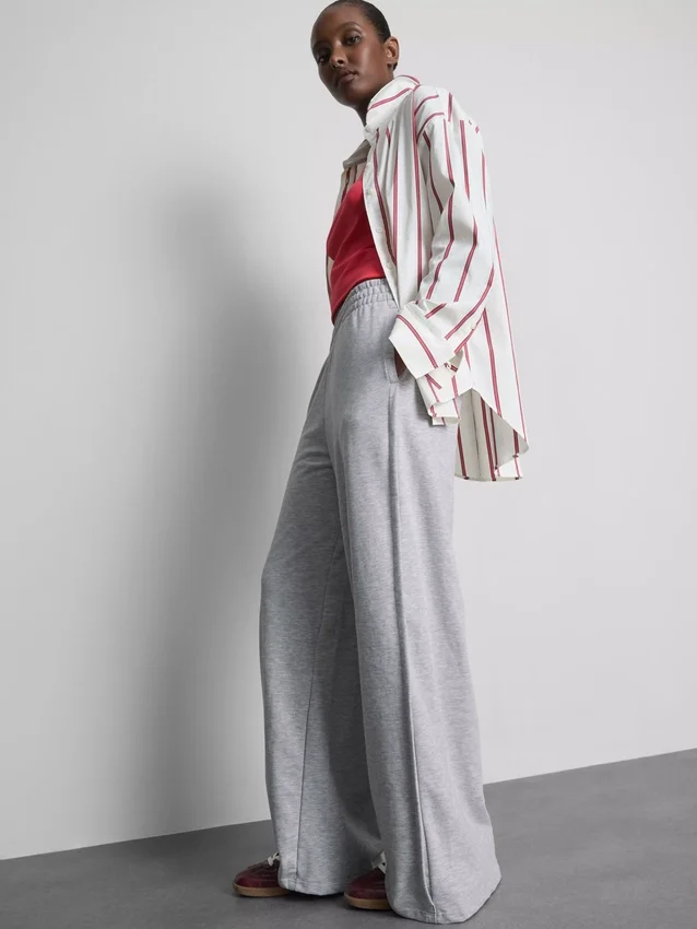 Jogginghose mit weitem Bein und Falten aus baumwollreichem Material Jogginghose mit weitem Bein und Falten aus baumwollreichem Material